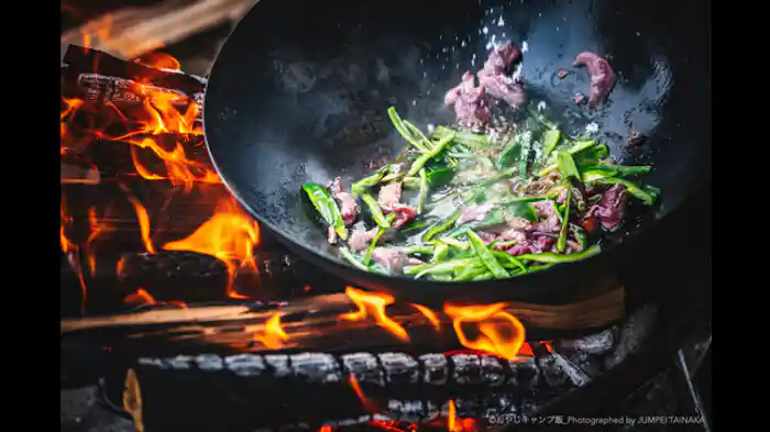 「原始焚き火とピーマン肉炒め」