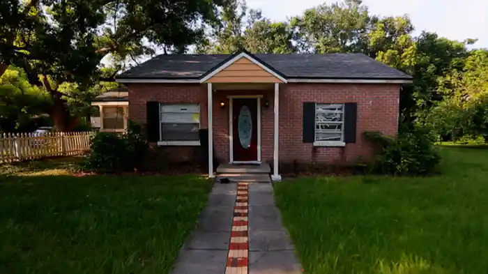 広すぎる庭に小さな家