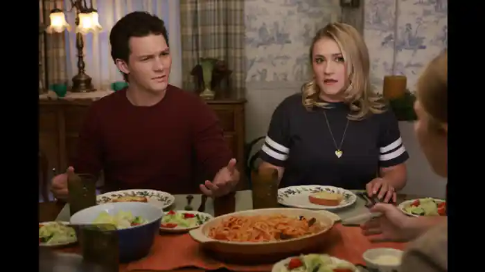 ウィーン風カツレツと木に引っかかった下着