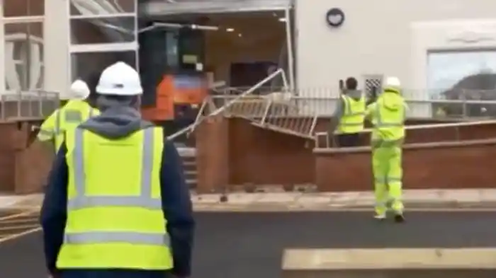 給料未払い!怒りのショベルカー