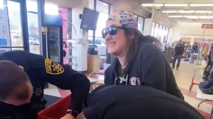 ショッピングカートから指が抜けない!