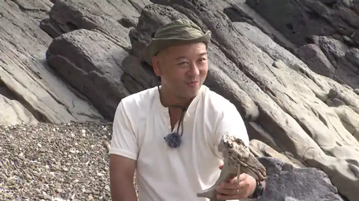 無人島テント設営でコント 焚火会流木選手権開催