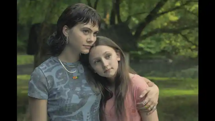 静かにささやく声