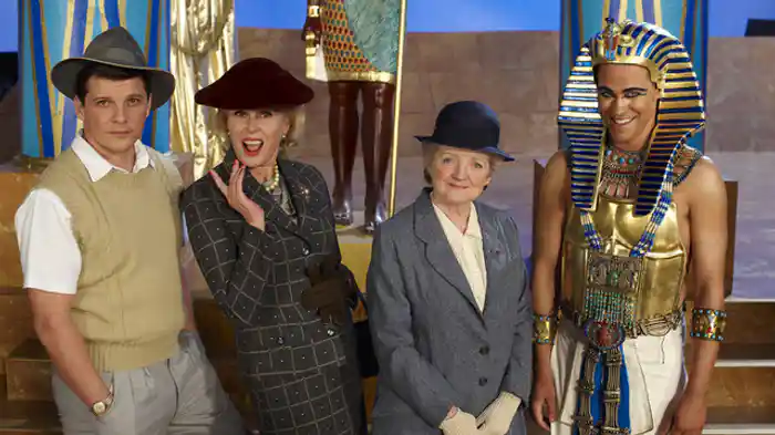 鏡は横にひび割れて