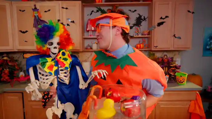 ブリッピー、ハロウィーンの「うくかしずむか」ゲームをする