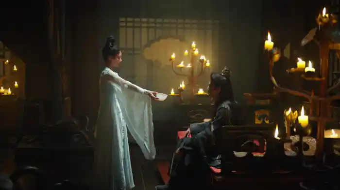 宮宴に咲く紅の舞