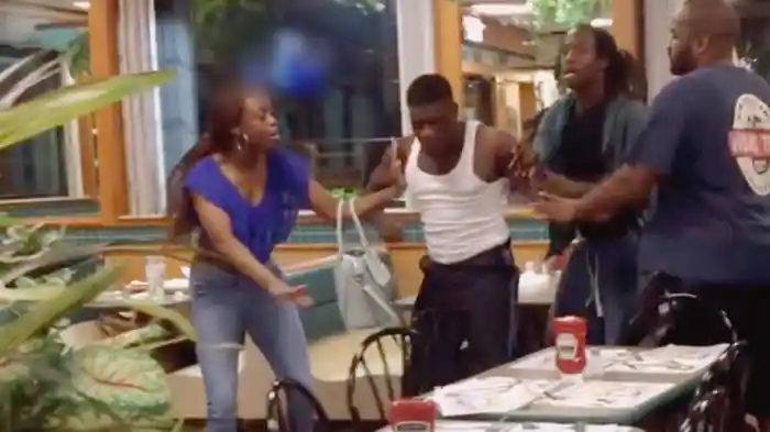 今度は天井から降ってくるカスタマー!?