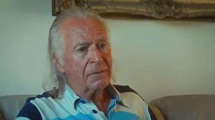 黄色いTバックの水着