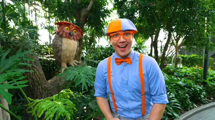 ブリッピー、ジュエル・チャンギくうこうで「アイ・スパイ」ゲームをする