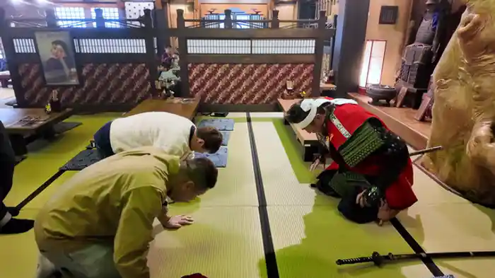 山中の巨大砦で豪快グルメ！野性爆弾が予測不能山口旅