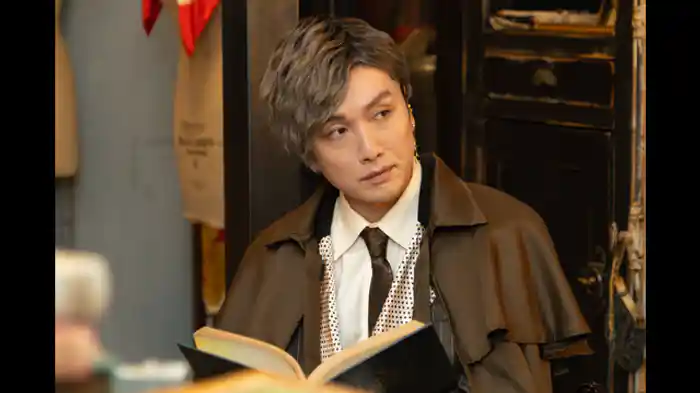 妖艶な胸飾りの嫉妬