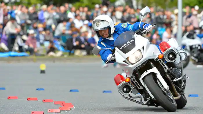 白バイに学ぶ究極のストリートテクニック