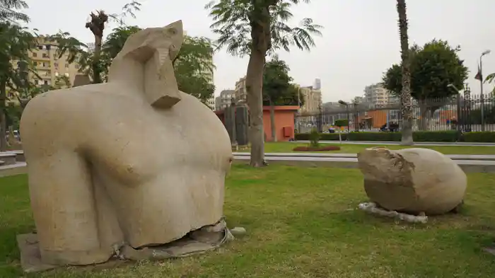 古代エジプトの謎:巨大ファラオ像