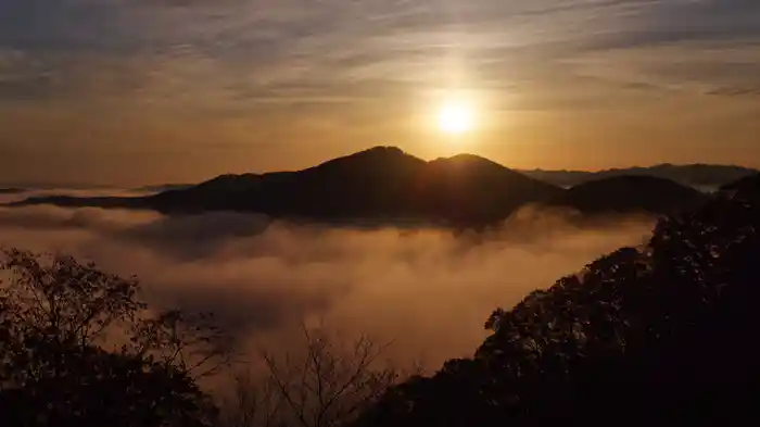 静寂の夜明けと雲海【RELAX WORLD】