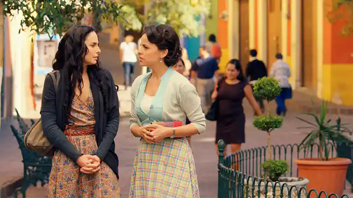 黒いドレスを着た女