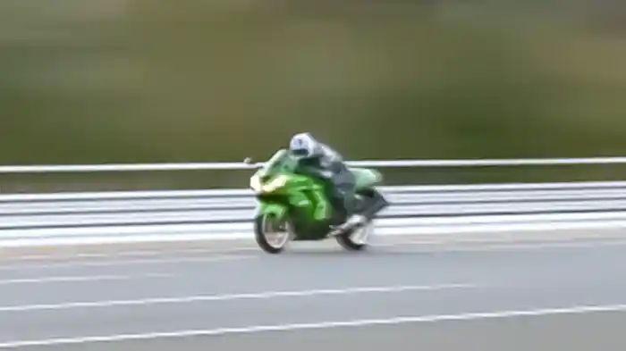 300km/hアタック〈Part-2〉Ninja ZX-14R vs HAYABUSA 1300［2012］