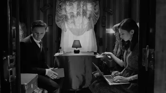 美しき暗闇の中で