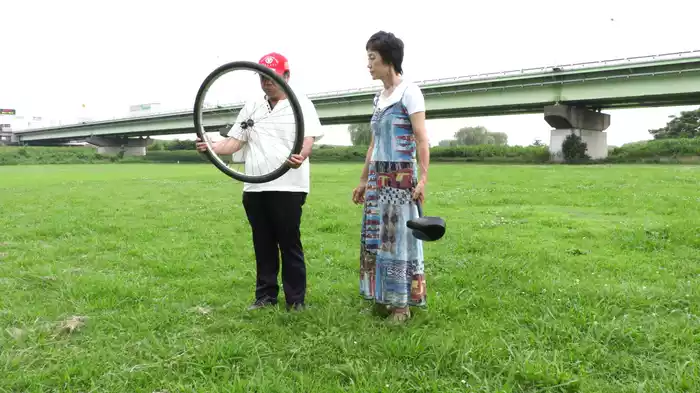 川と自転車
