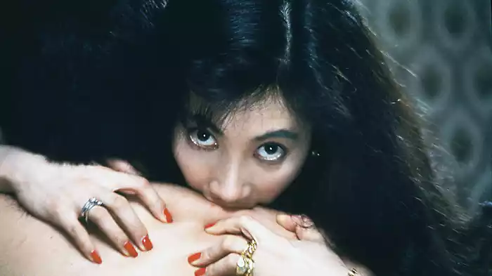 噛む女