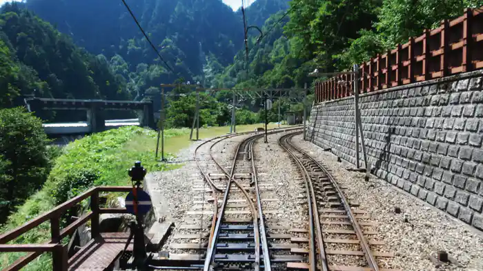 秋晴れの黒部峡谷トロッコ電車運転席展望
