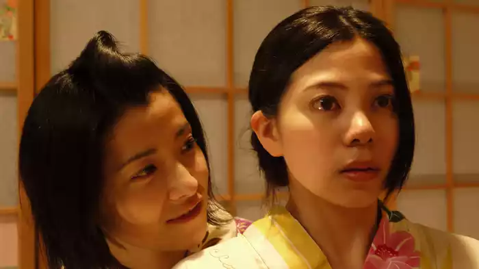 耳をかく女