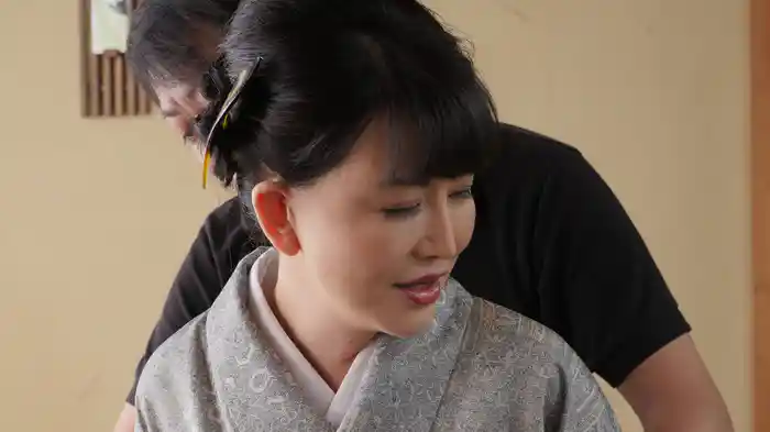 貴方の誘いを待っている温泉宿の女将さん 浅井舞香