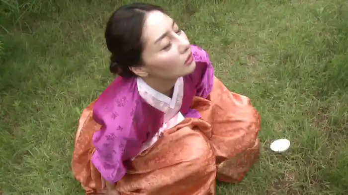 熟女の深い山の中の小さな泉
