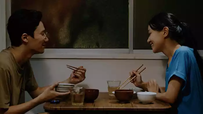 彼女来来