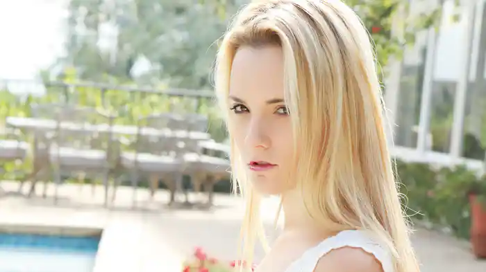 オクサーナ・クラチェンコ『東欧ブロンド 着エロ三昧 オクサーナ・クラチェンコ』