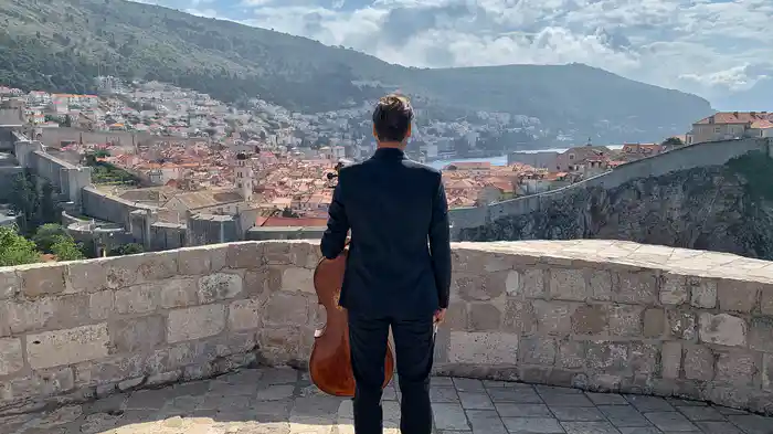 ハウザー:ドゥブロヴニクから「アローン、トゥギャザー」