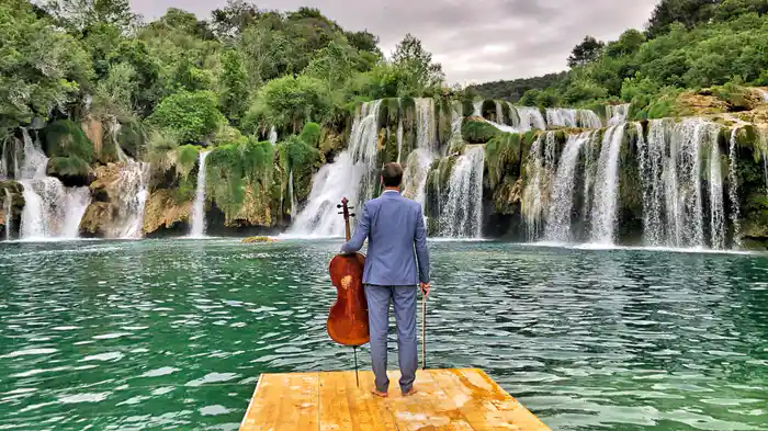 ハウザー：クルカの滝から「アローン、トゥギャザー」