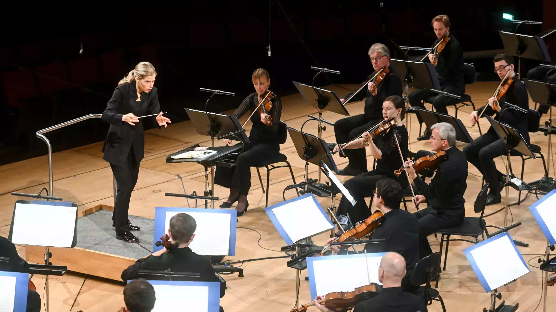 ミュンヘン・フィルハーモニー管弦楽団と女性指揮者カリーナ・カネラキス