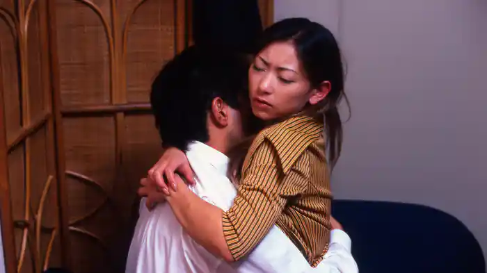 扉を開ける人妻　訪問販売は二度ベルを鳴らす