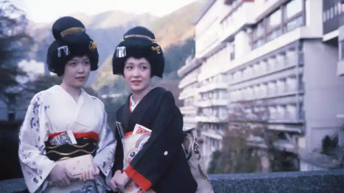 温泉芸者 湯舟で一発