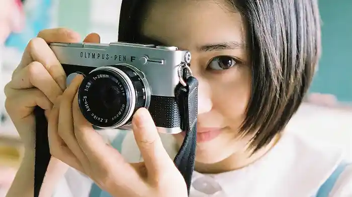 中庭の少女たち