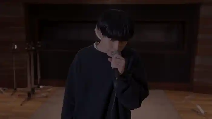 暗い部屋の中、明るいテレビ