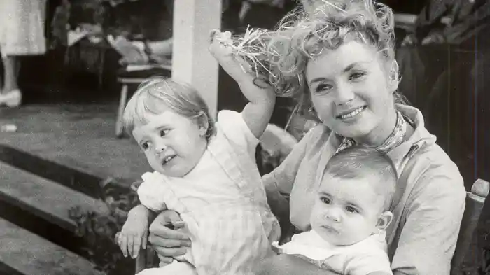 キャリー・フィッシャー~星になった母娘~