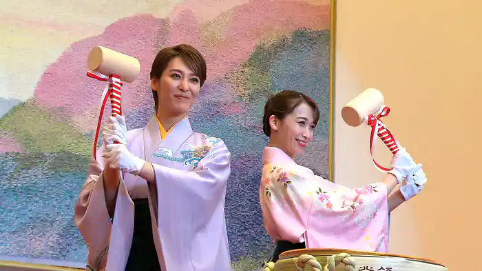 TAKARAZUKA NEWS Pick Up「宝塚大劇場2023年新春鏡開き」～タカラヅカニュースお正月スペシャル！2023より～