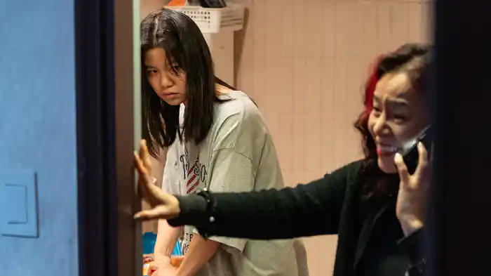 同じ下着を着るふたりの女