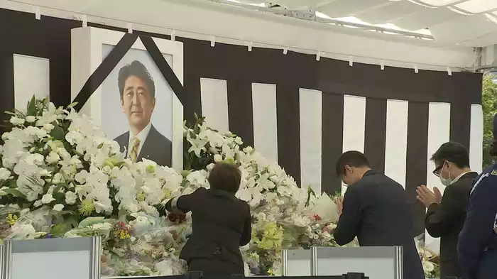 カリスマ ～国葬・拳銃・宗教～