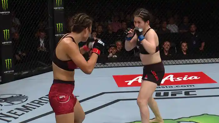 魅津希 vs ウー・ヤナン