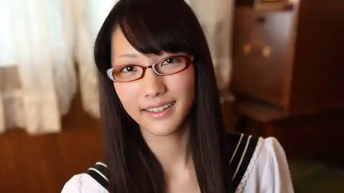 『眼鏡女子　制服姿でSEXYに。』