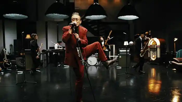 黒いマントと真っ赤なリンゴ