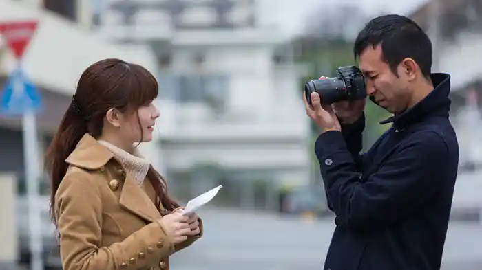 遣らずの街、コザの雨