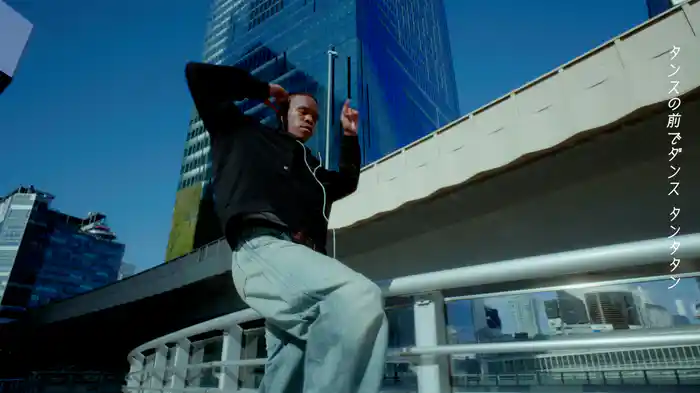 タンスの前でダンス