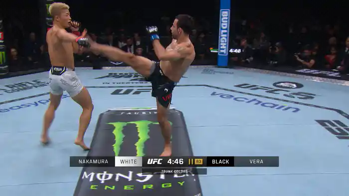 中村倫也 vs. カルロス・ヴェラ