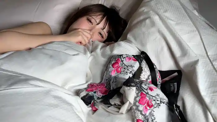 睡眠女子にエッチな悪戯してみた