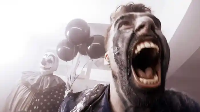 黒の風船を持つピエロ