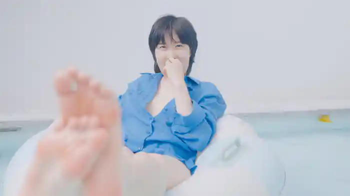 ノーブラシャツの女の子とプールで遊んでみた（ちょいちょい触ってみた）