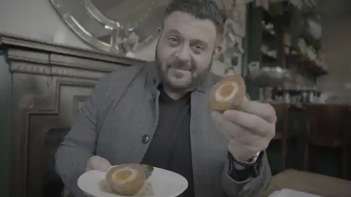 アダム・リッチマン・イーツ・フットボール／プレミアリーグの"食"カルチャーを味わう旅